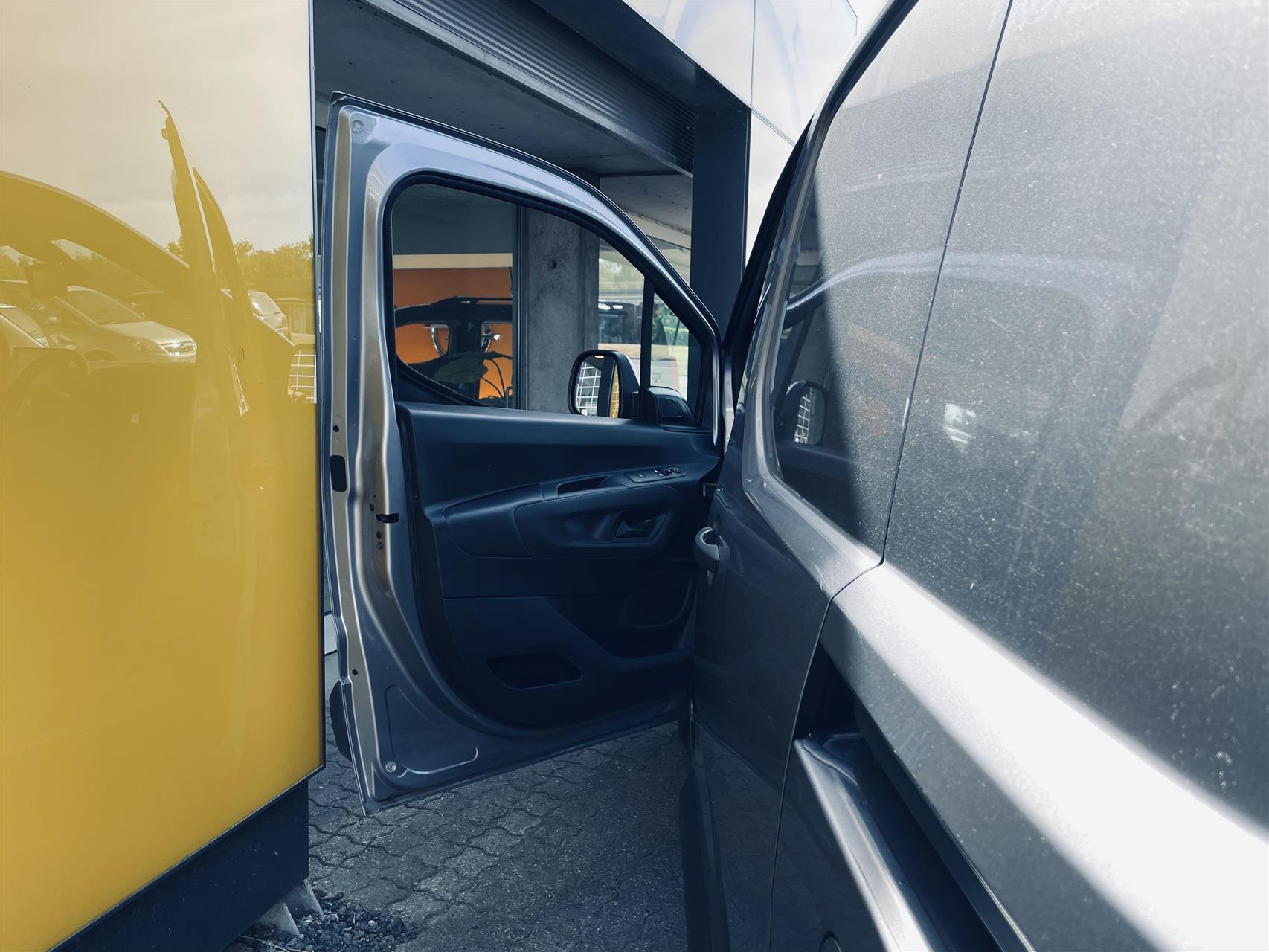 Billede af Toyota Proace City Medium 1,5 D Comfort Smart Active Vision 130HK Van 8g Aut.