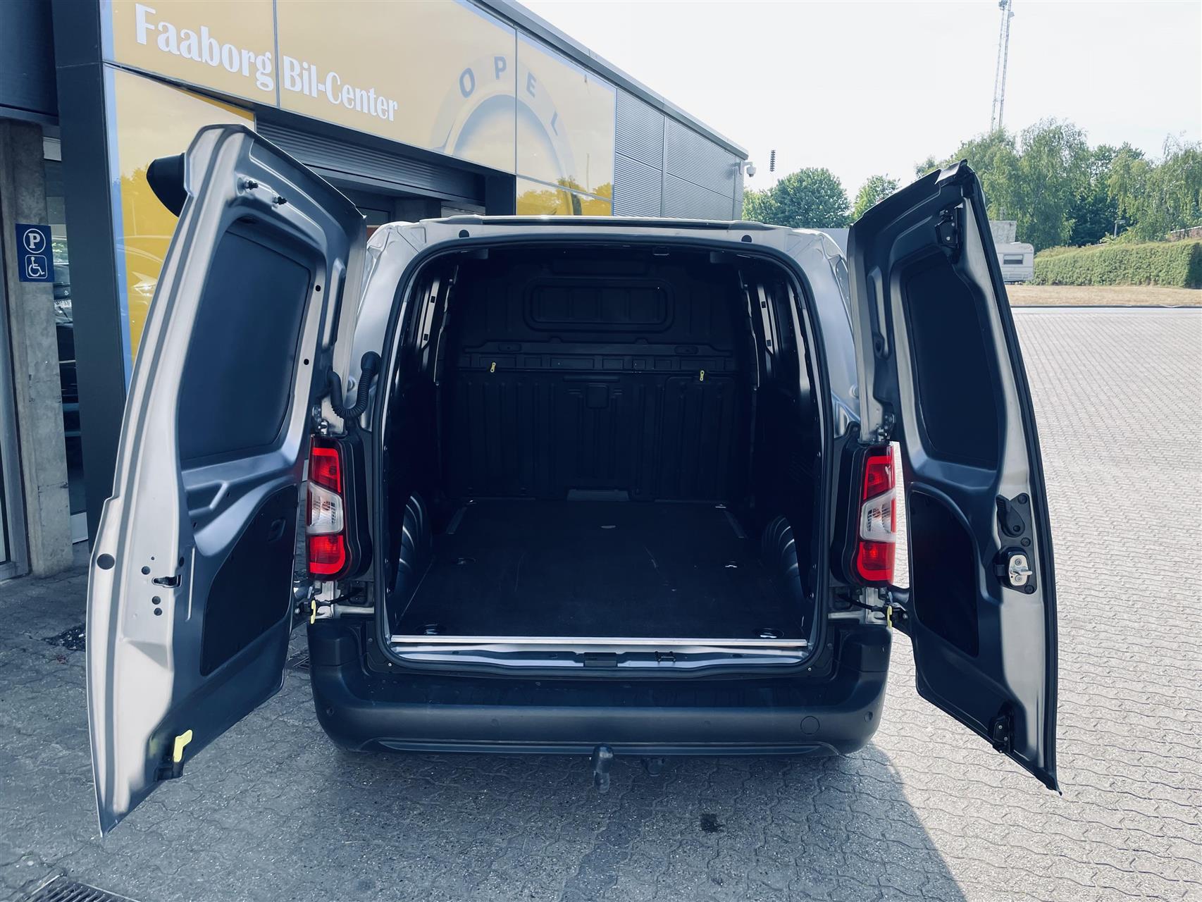 Billede af Toyota Proace City Medium 1,5 D Comfort Smart Active Vision 130HK Van 8g Aut.