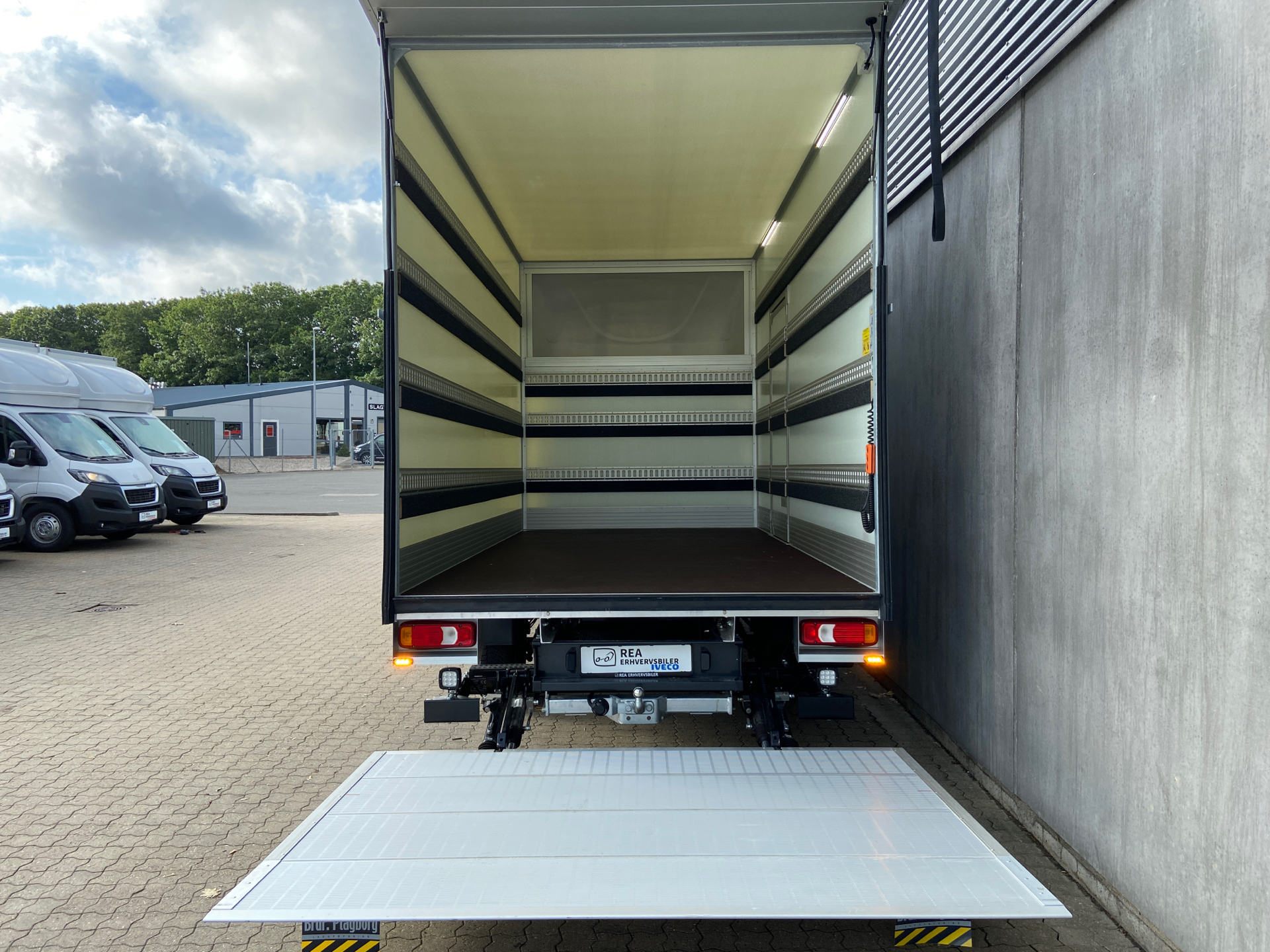Billede af Iveco Daily 35S18 4100mm 3,0 D 180HK Ladv./Chas. 8g Aut.