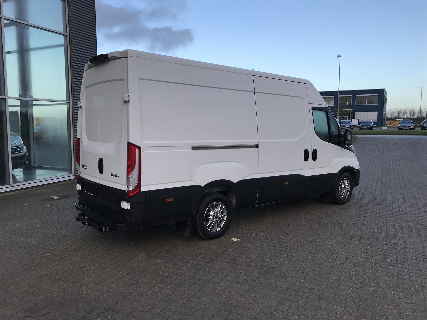 Billede af Iveco Daily 35S18 12m3 3,0 D Forza+ A8 V 176HK Van 8g Aut.