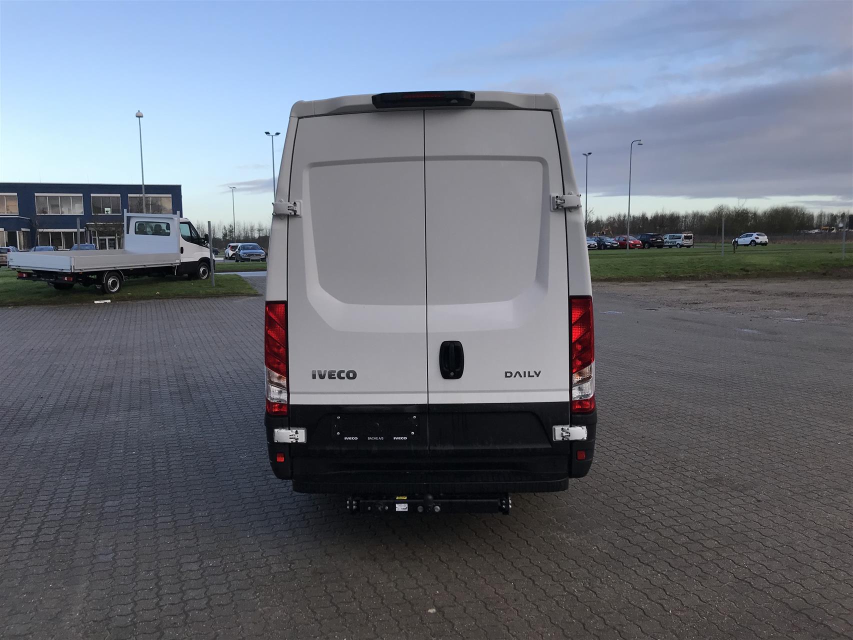 Billede af Iveco Daily 35S18 12m3 3,0 D Forza+ A8 V 176HK Van 8g Aut.