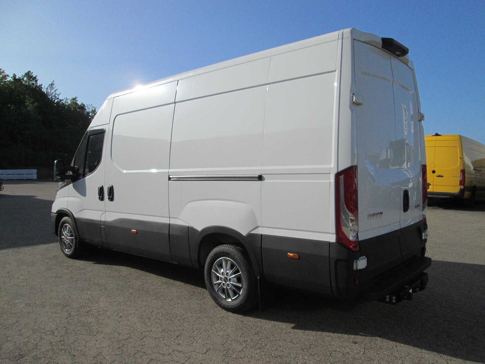 Billede af Iveco Daily 35S18 12m3 3,0 D 180HK Van 8g Aut.