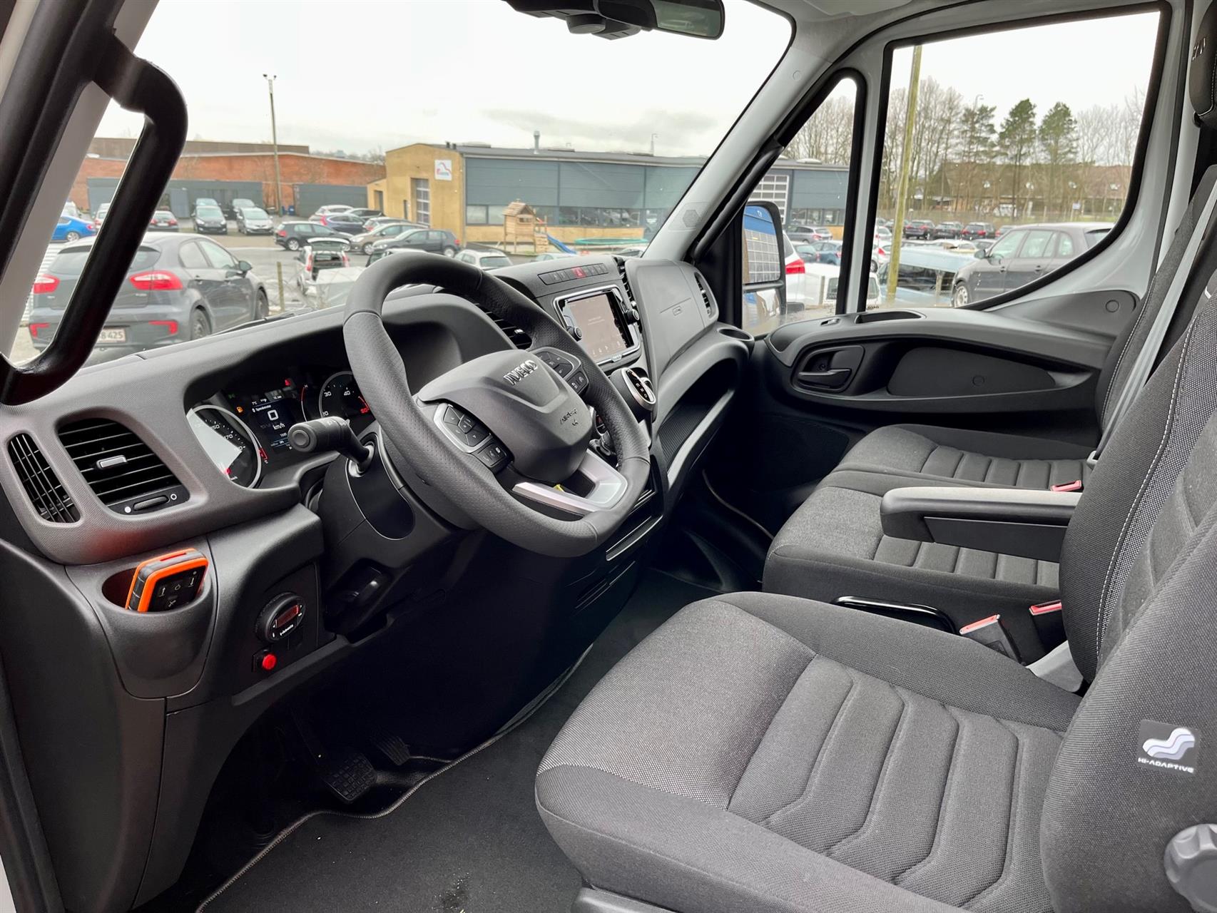 Billede af Iveco Daily 35S18 4100mm 3,0 D m/Alukasse med lift 180HK Ladv./Chas. 8g Aut.