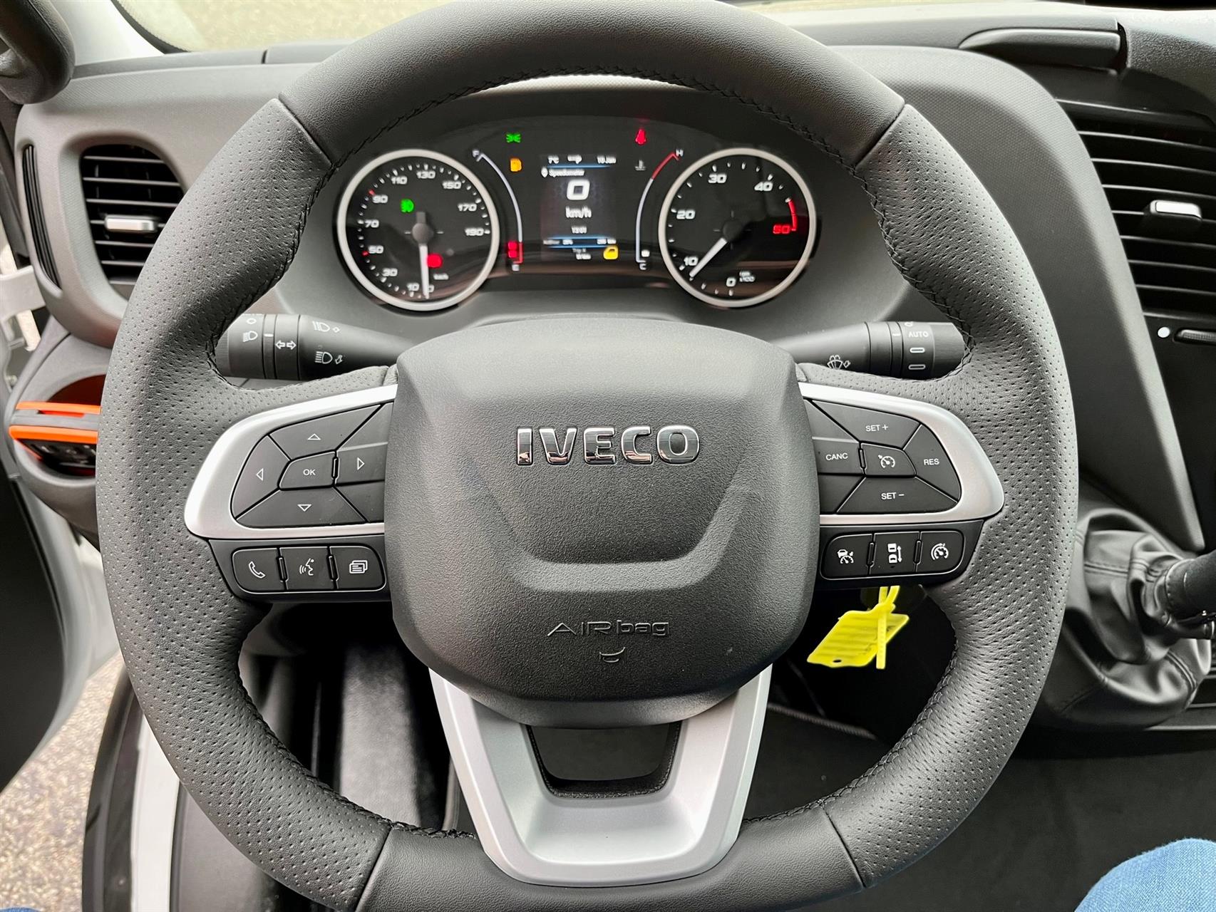 Billede af Iveco Daily 35S18 4100mm 3,0 D m/Alukasse med lift 180HK Ladv./Chas. 8g Aut.