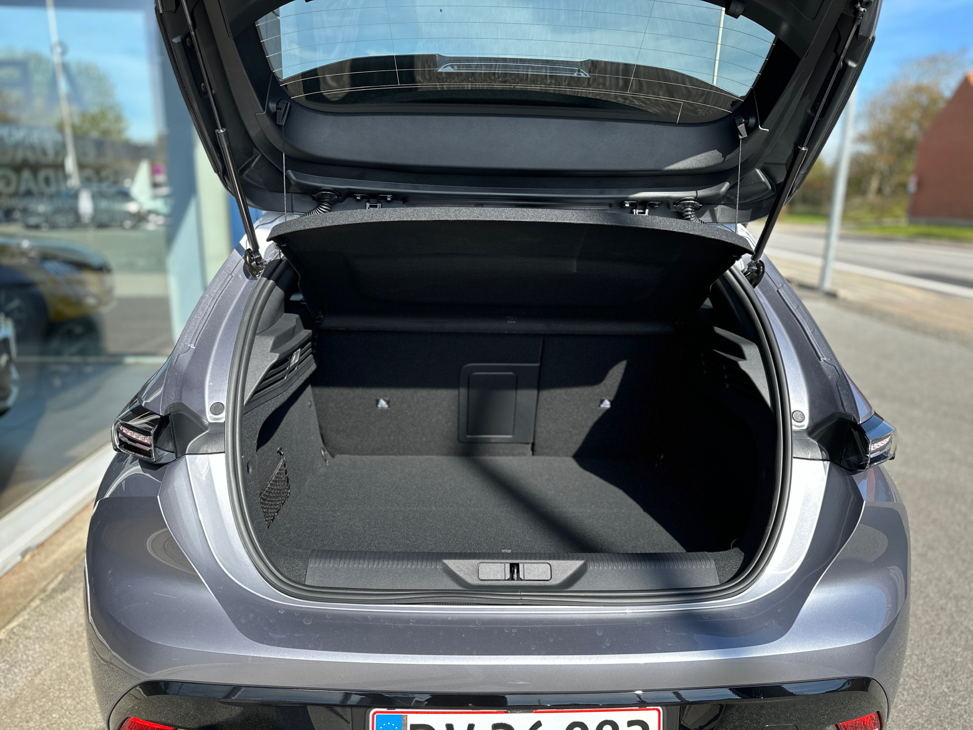 Billede af Peugeot 308 1,6 Plugin-hybrid First Selection Plus EAT8 180HK 5d 8g Aut.