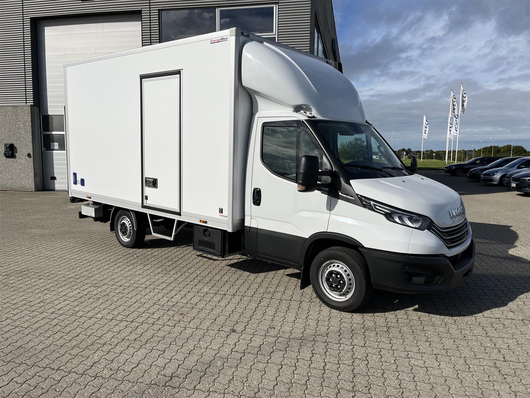 Billede af Iveco Daily 35S18 4100mm 3,0 D m/Alukasse med lift 180HK Ladv./Chas. 8g Aut.