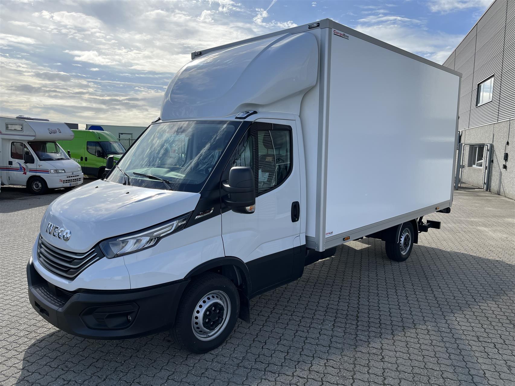 Billede af Iveco Daily 35S18 4100mm 3,0 D m/Alukasse med lift 180HK Ladv./Chas. 8g Aut.