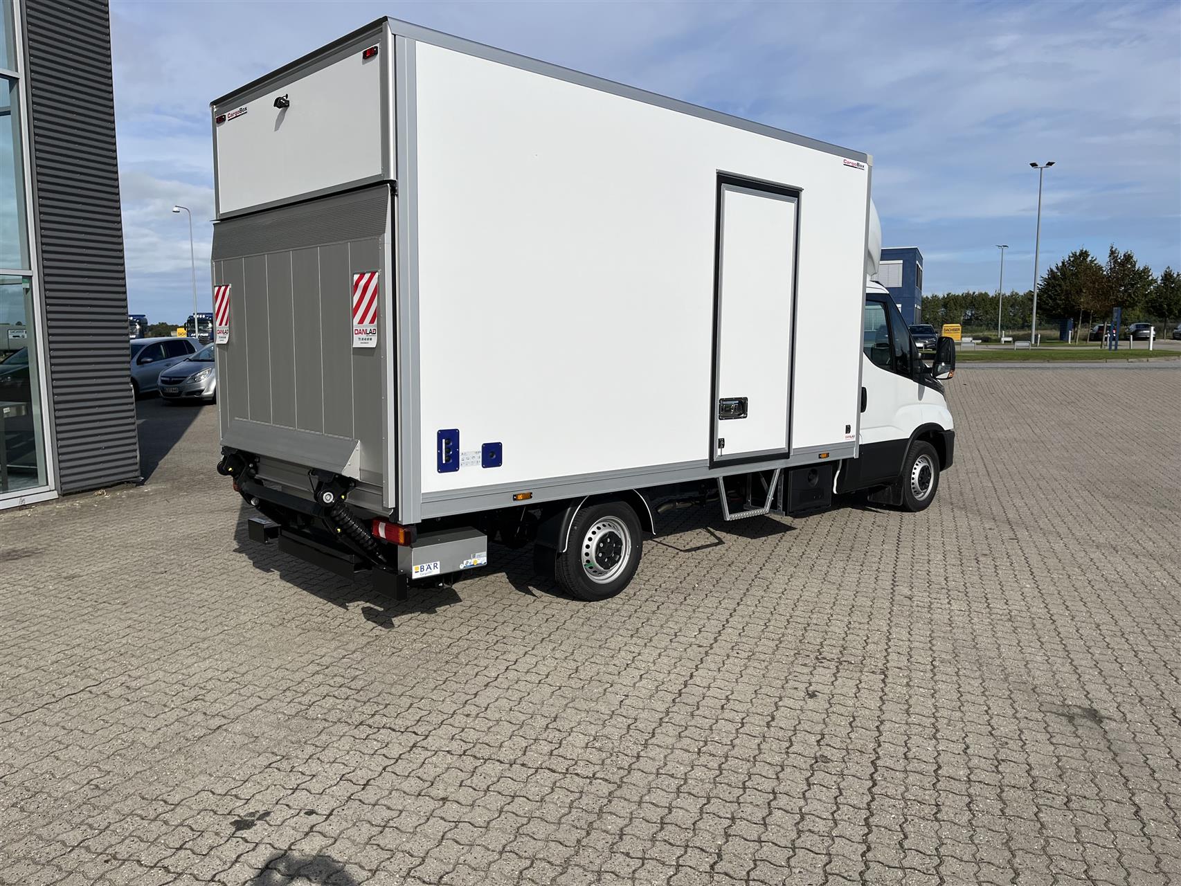 Billede af Iveco Daily 35S18 4100mm 3,0 D m/Alukasse med lift 180HK Ladv./Chas. 8g Aut.