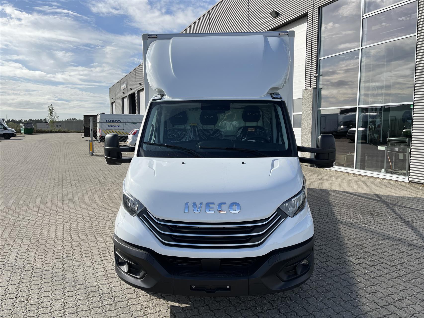Billede af Iveco Daily 35S18 4100mm 3,0 D m/Alukasse med lift 180HK Ladv./Chas. 8g Aut.