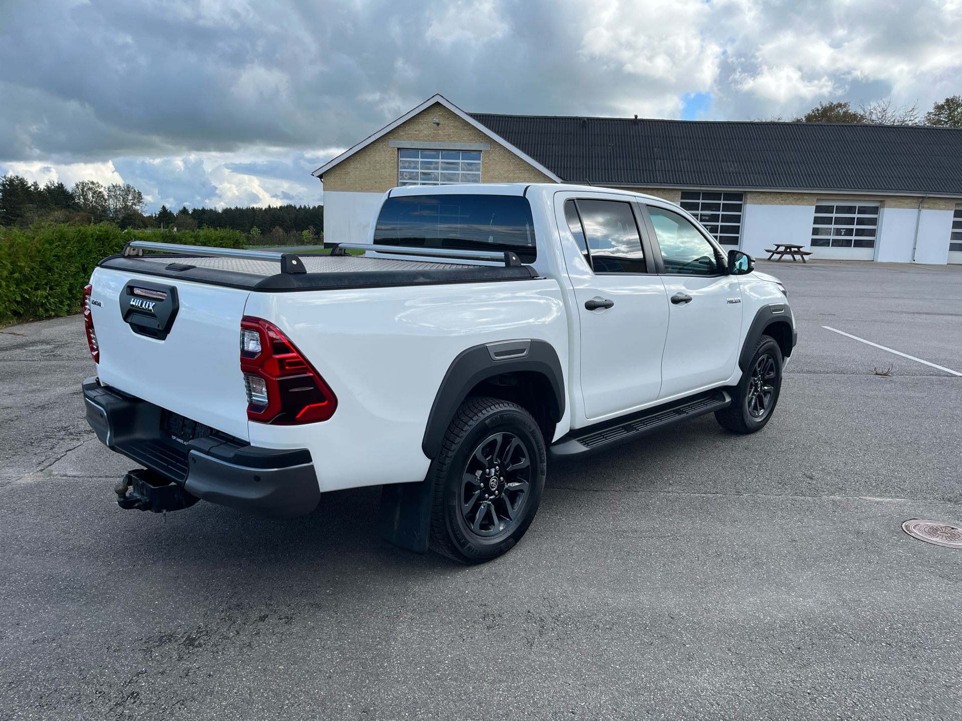 Billede af Toyota HiLux Extra Cab 2,8 D-4D Invincible AWD 204HK Pick-Up 6g Aut.